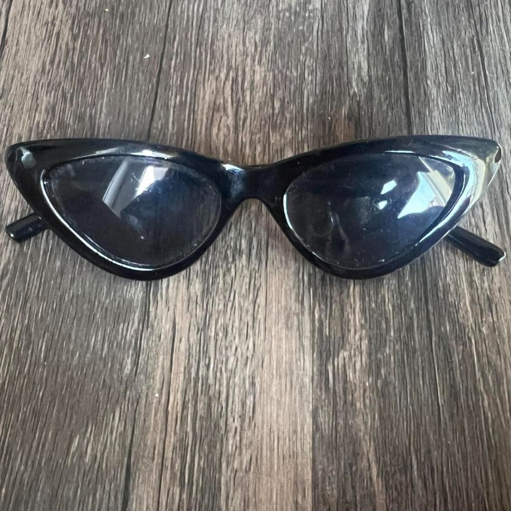 Chic Black Cat-Eye Sunglasses
